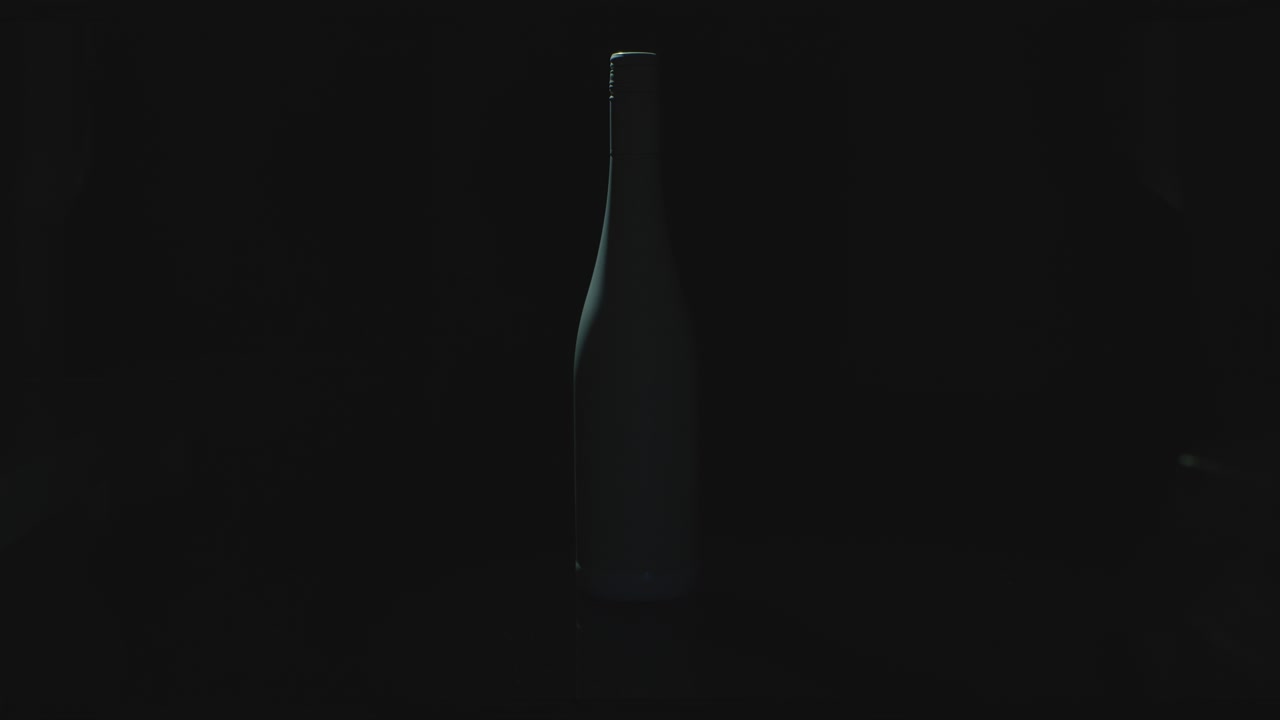 una botella con una pantalla iluminándose en ella