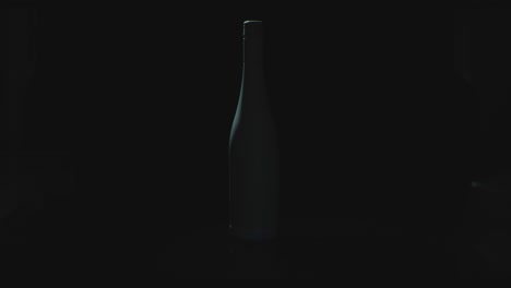 una botella con una pantalla iluminándose en ella