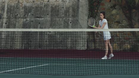 Mujer-Jugando-Tenis-En-Una-Cancha