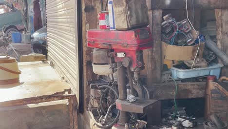 mecánico de automóviles en el mercado de herramientas en saddar bazaar, karachi, pakistán