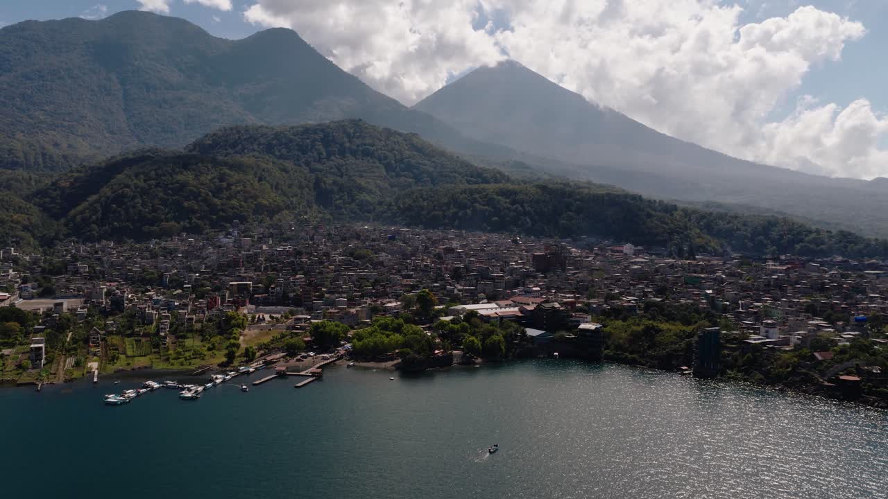 Luftfoto af byen Santiago La Laguna og kystlinjen ved Atitlán-søen, Guatemala