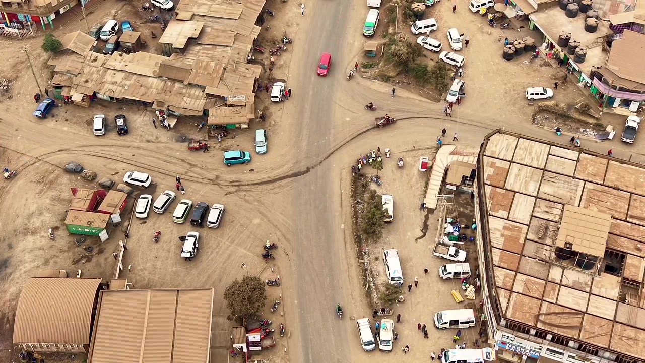 Loitokitok Amboseli Kenya: Villaggio rurale polveroso sotto il Monte Kilimanjaro.