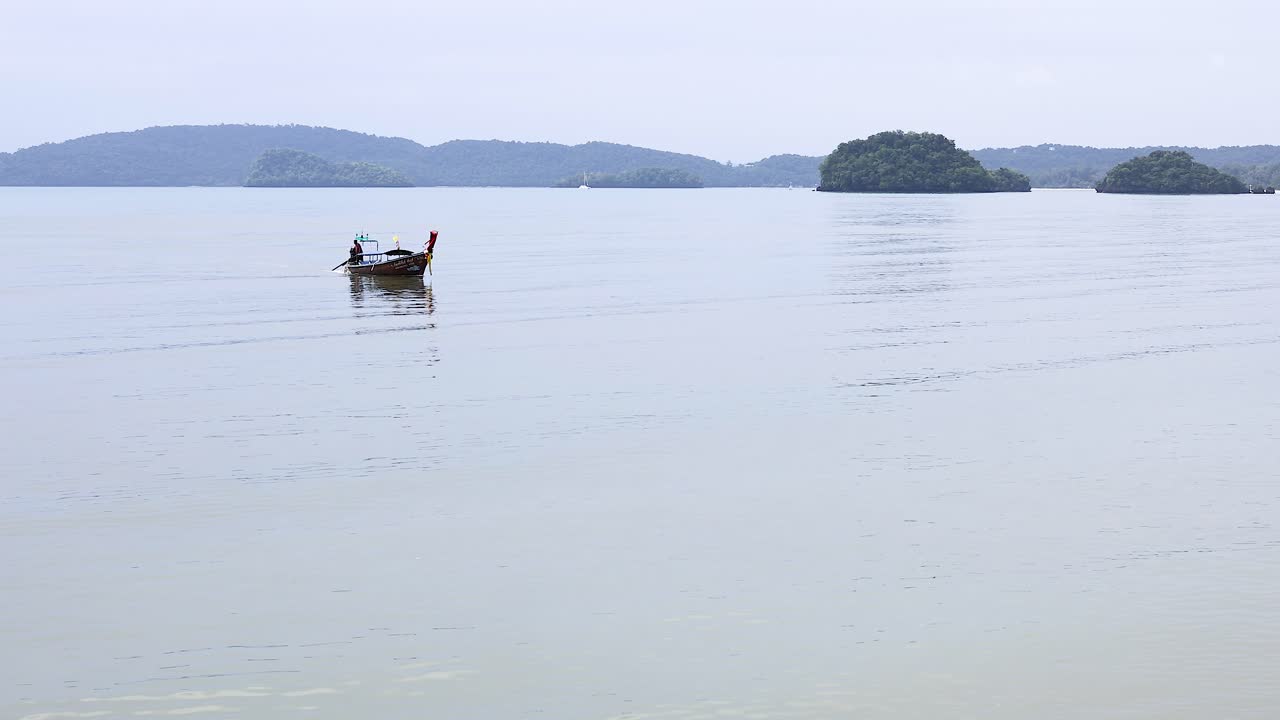 배 는 조용 한 물 을 가로질러 평화롭게 미끄러진다