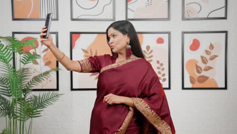 Indische-Frau,-Die-Mit-Dem-Telefon-Auf-Selfies-Klickt