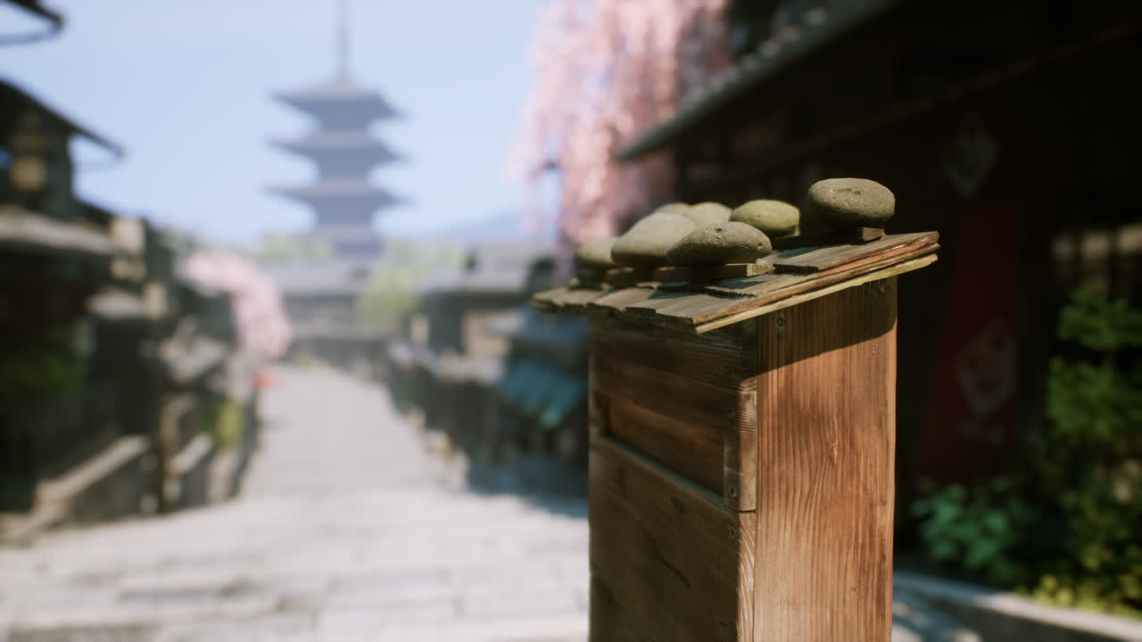 체리 꽃이 피는 일본 사원