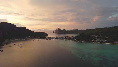 Vista-Nocturna-De-Drones-De-La-Isla-De-Koh-Phi-Phi,-Krabi,-Tailandia