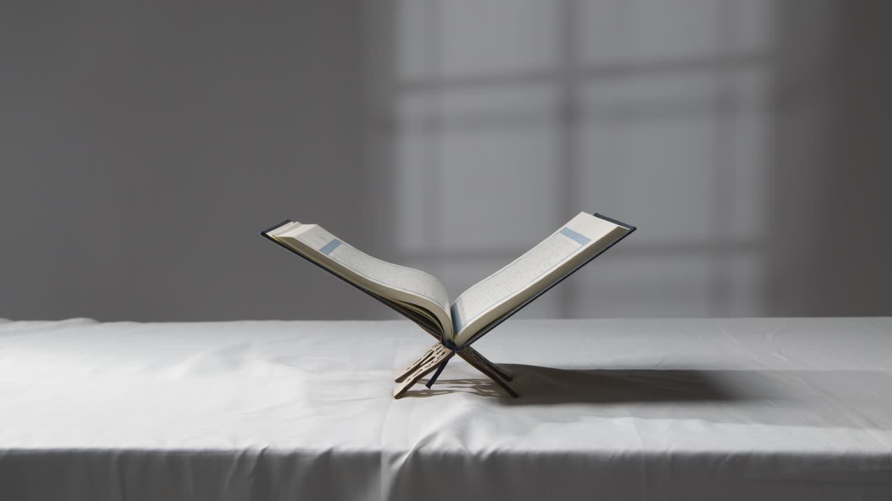 un plan large du coran sur une surface couverte