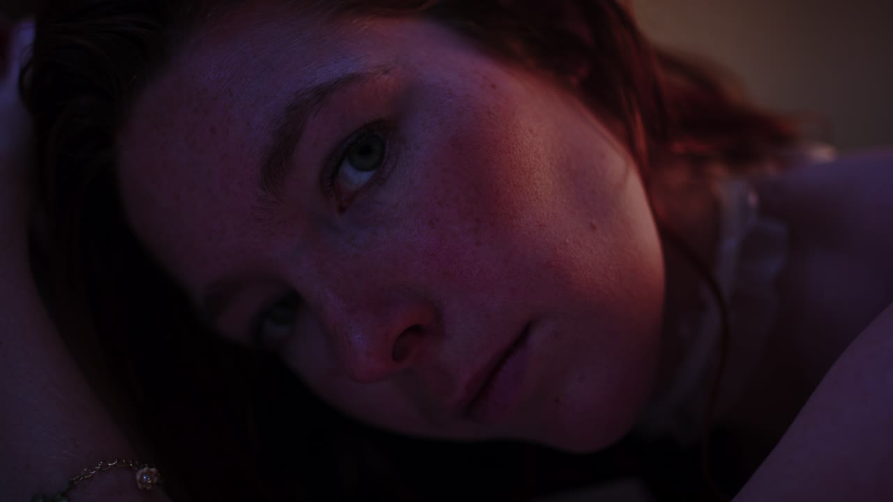 retrato de una joven seductora mirando seductoramente a la cámara