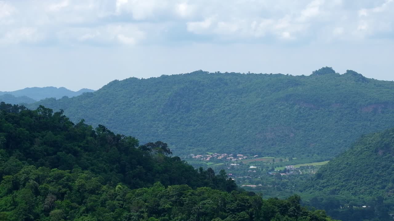 오른쪽으로 이동하는 구름과 아래 마을이 보이는 것처럼 그림자가 산에 떨어짐, 시간 경과, 동 파야 엔 뷰 포인트, 카오 야이 국립 공원, 태국