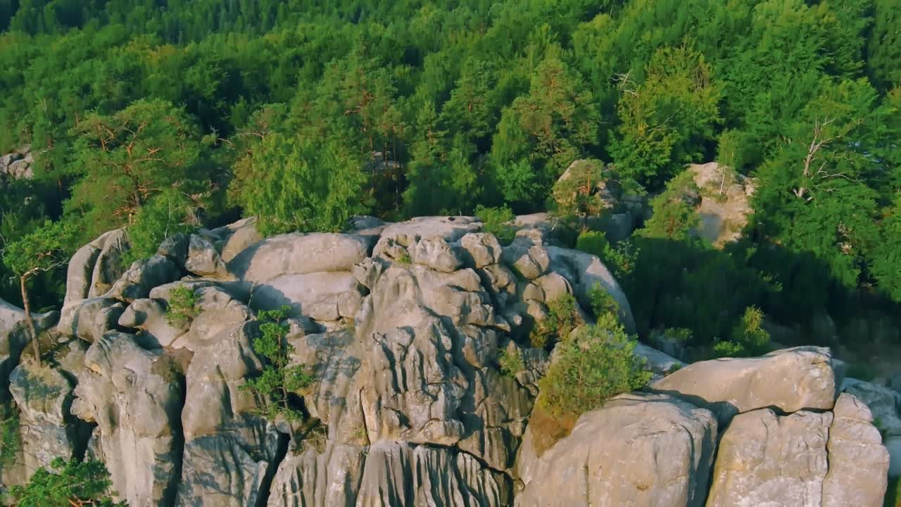 воздушная фотография. поход на вершину скалы горы при заходе солнца, активный образ жизни, концепция приключений