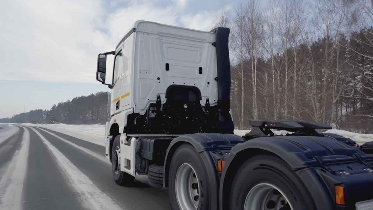 белый грузовик на снежной дороге