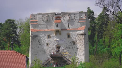 una torre de defensa medieval blanca en una colina
