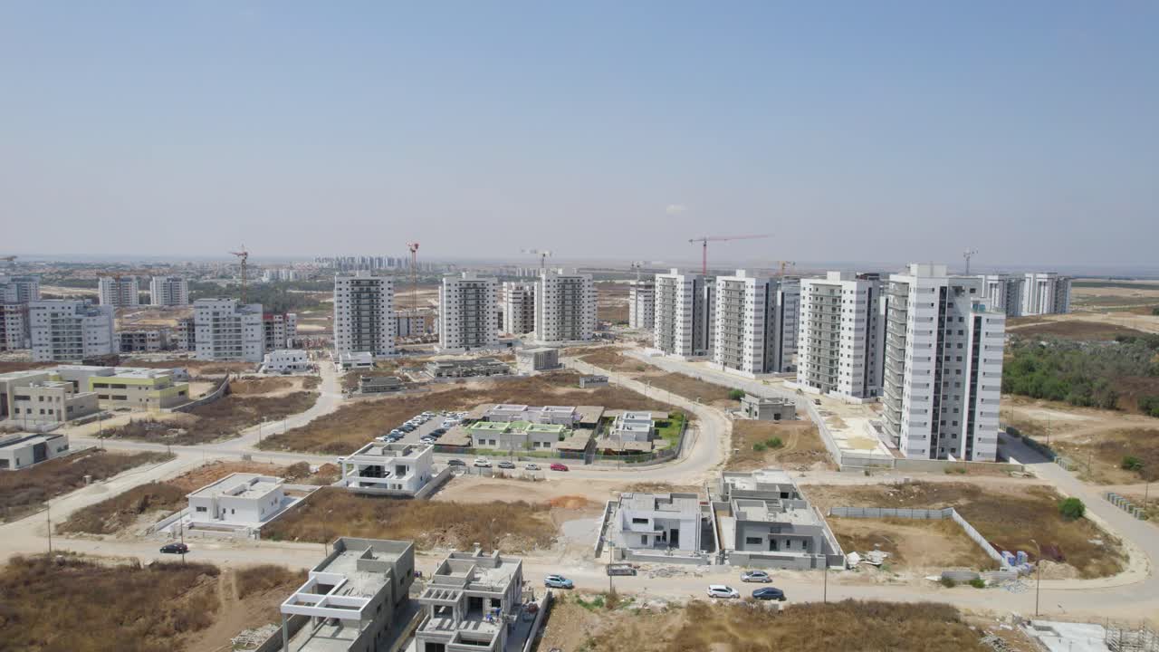 drone rápido de inclinación aérea del nuevo barrio en la ciudad de netivot