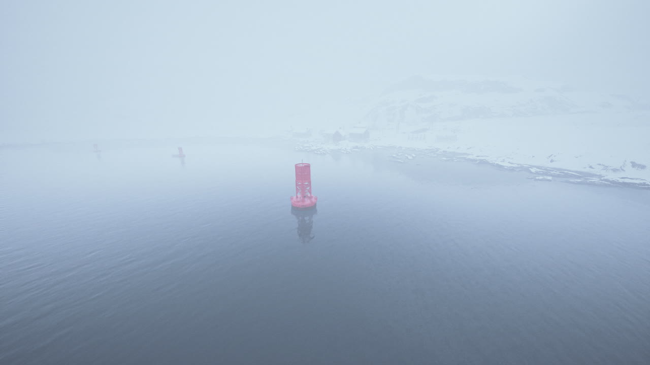 바다에서 부이와 함께 안개 날