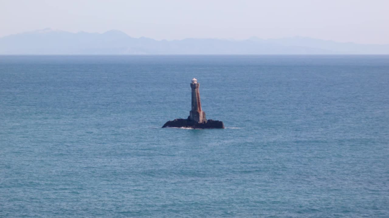 ⁇  해협의 카로리 바위 등대와 웰링턴 남해안, 뉴질랜드의 남섬을 배경으로 한 높은 각도 뷰