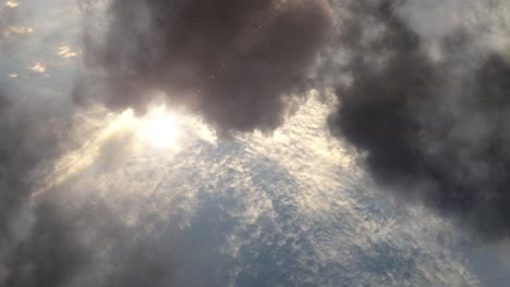 atmósfera, el sol brillando entre las nubes en el cielo