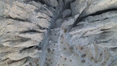 una vista hacia abajo de las formaciones rocosas únicas del desierto de afton canyon en el desierto de mojave de california