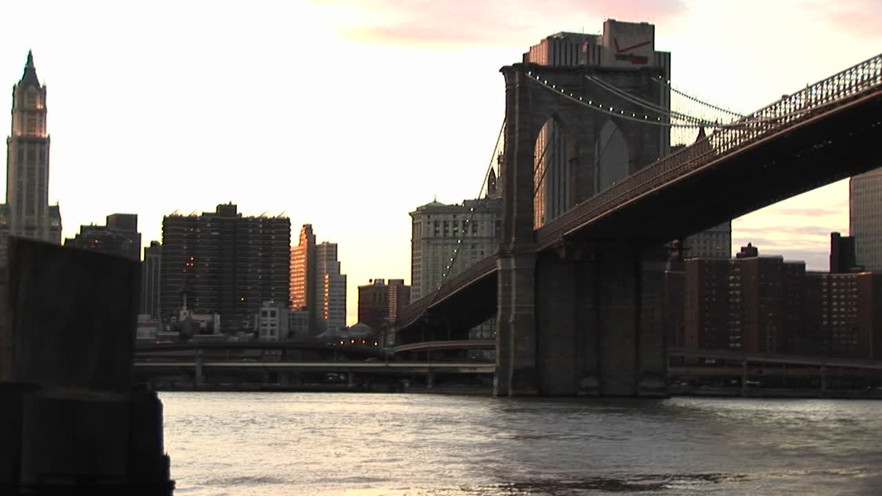 Uno sguardo al Ponte di Brooklyn che collega Brooklyn a Manhattan, include belle riprese di un traghetto.