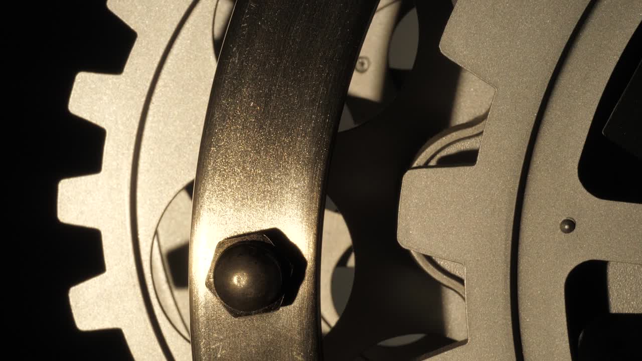 ruedas dentadas de un reloj de aspecto industrial