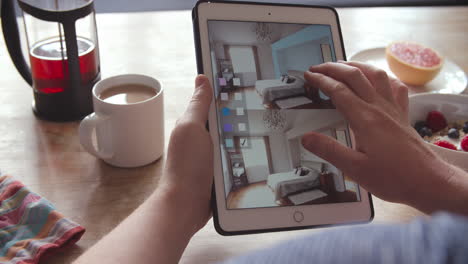 persona en el desayuno con una aplicación de decoración en una tableta digital
