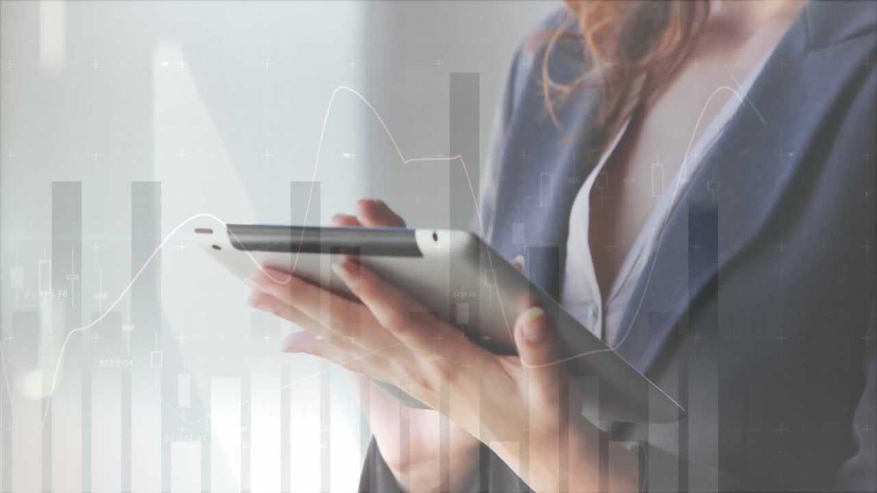 animación del procesamiento de datos estadísticos sobre una feliz mujer de negocios biracial que usa una tableta en la oficina