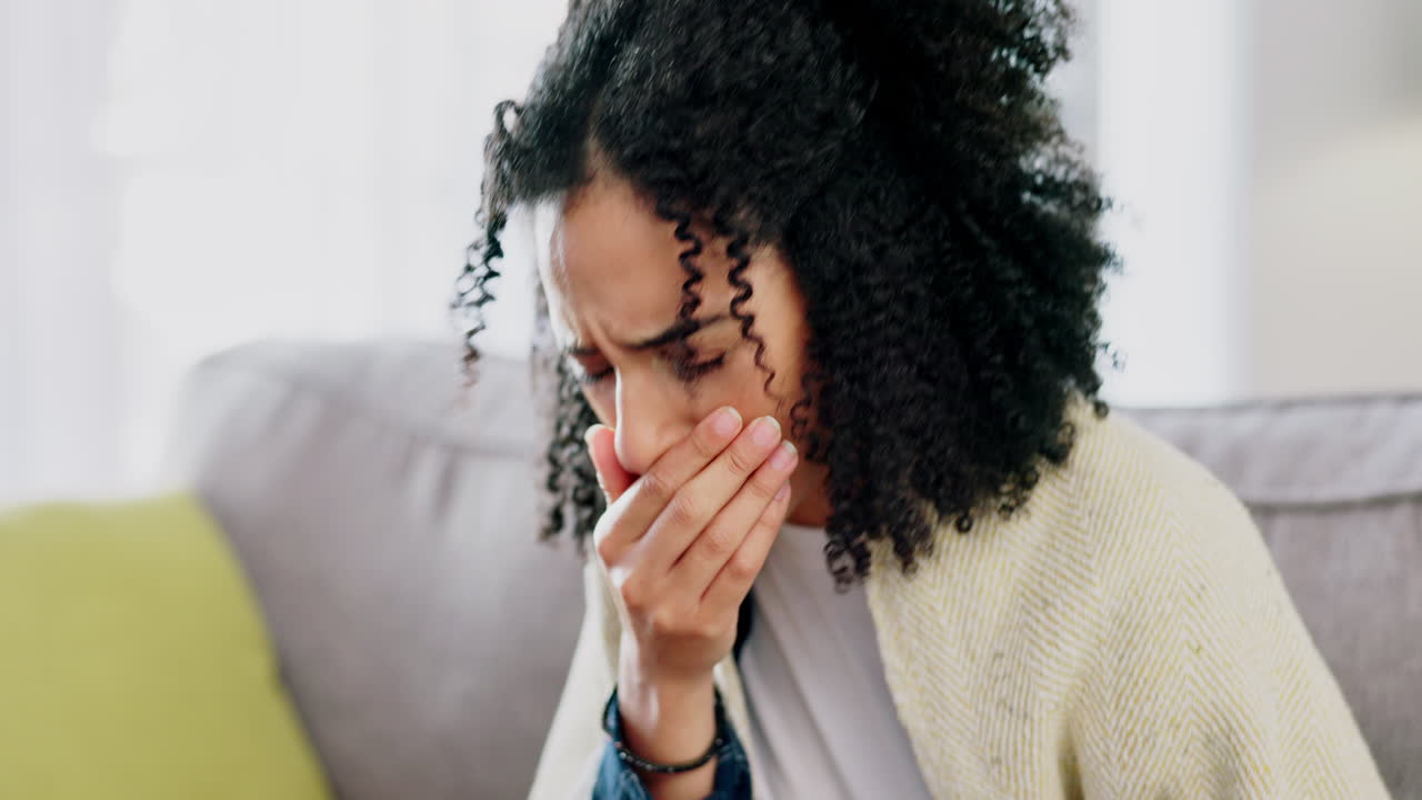 mujer enferma tosiendo en casa con resfriado