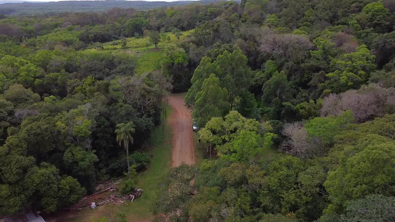 drone disparó argentina santa ana bosque con el mediodía tarde con cielo azul paisaje nublado alrededor de santa ana