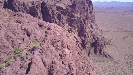 Una-Antena-Sobre-Los-Picos-Altos-Y-Estériles-Del-Desierto-De-Sonora-En-Arizona-3