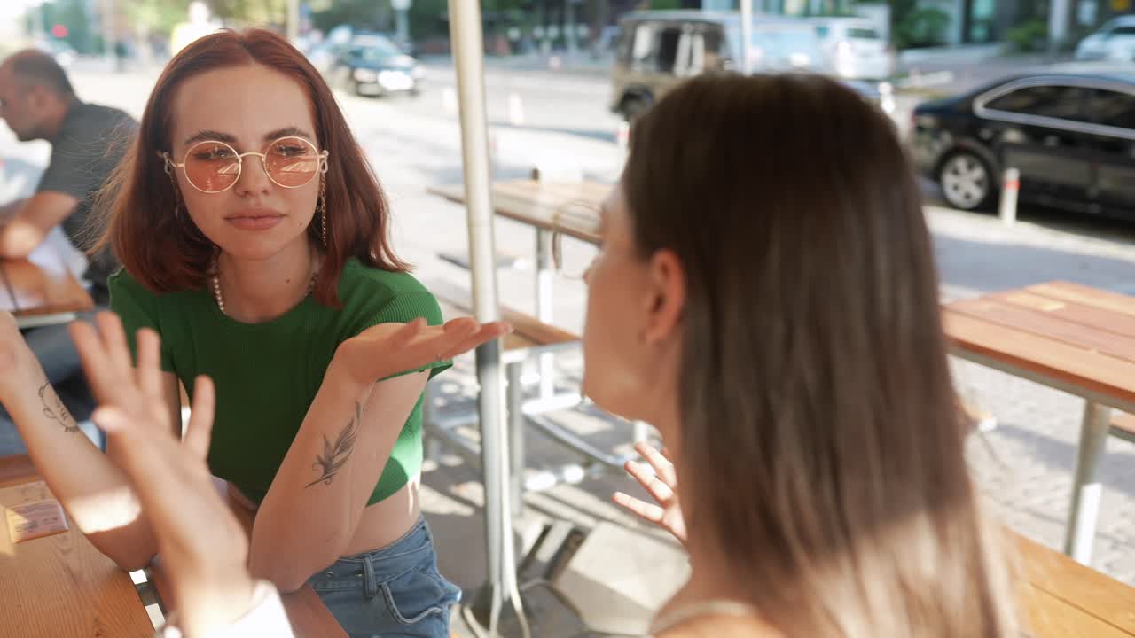 amigos teniendo una conversación en un café al aire libre