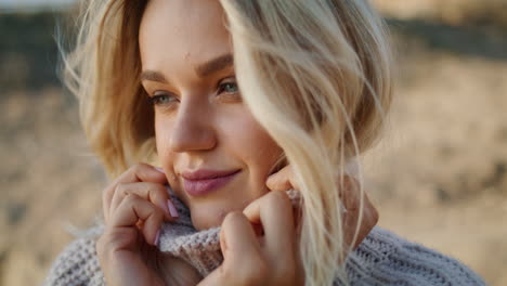 Pullover-Mädchen-Genießen-Windigen-Herbst-Vertikale-Porträt.-Haare-Wehen-In-Blonden-Modell