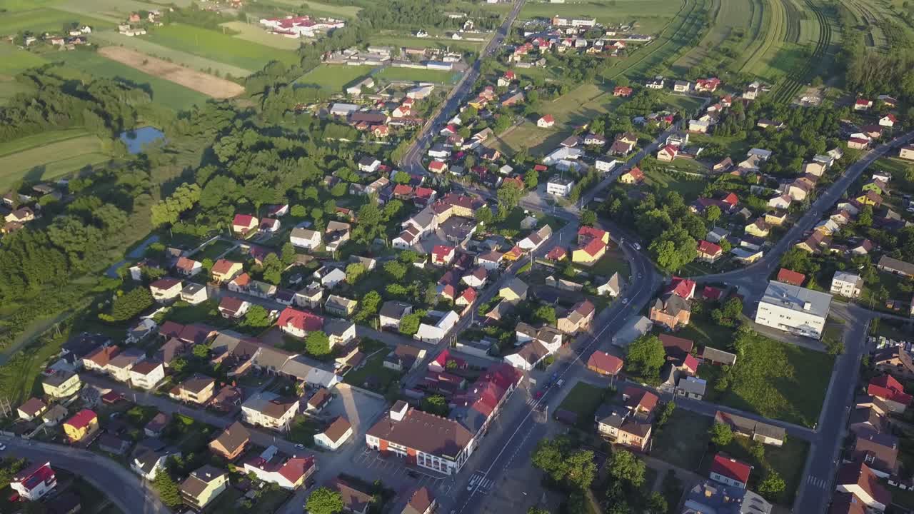 Ripresa aerea con inclinazione verso il basso di un paesino nella campagna polacca