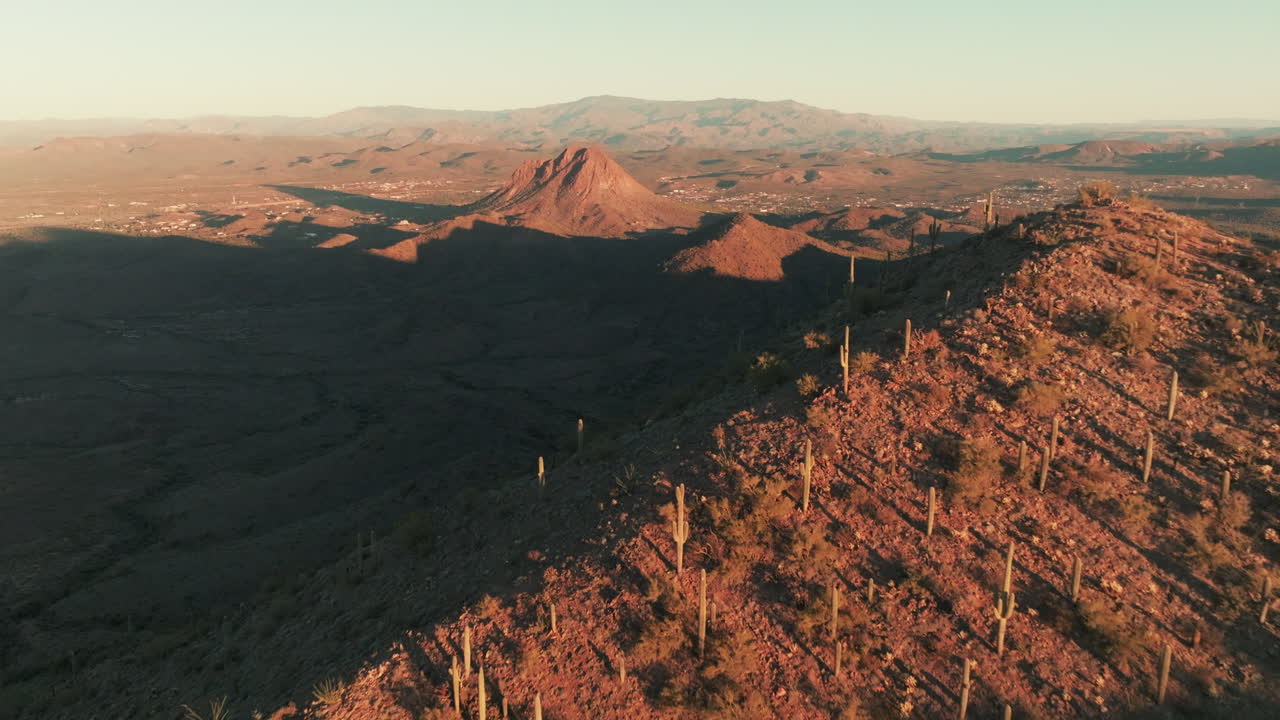carretilla inversa aérea sobre el paisaje del desierto, cactus saguaro en la ladera, arizona