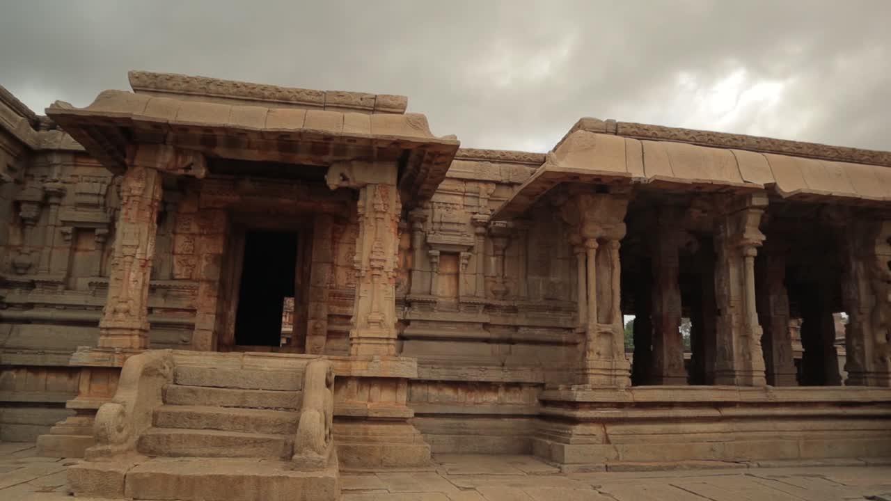 vista panorámica de la arquitectura de piedra del templo de sri krishna en ruinas en hampi, india