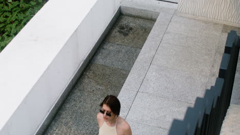 Mujer-Elegante-Con-Gafas-De-Sol,-Tacones-Y-Vestido