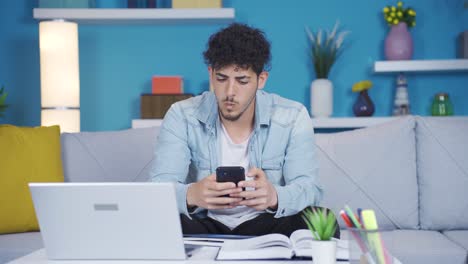 Der-Student,-Dem-Die-Bewerbung-Am-Telefon-Gefällt.