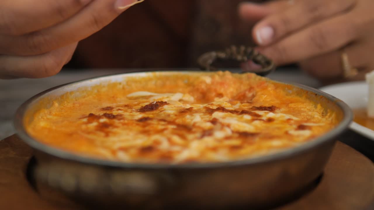 близкий взгляд на турецкое завтрачное блюдо мужчины с хлебом