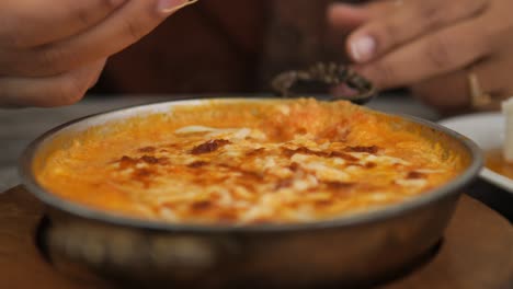 un primer plano de un plato de desayuno turco hombres con pan