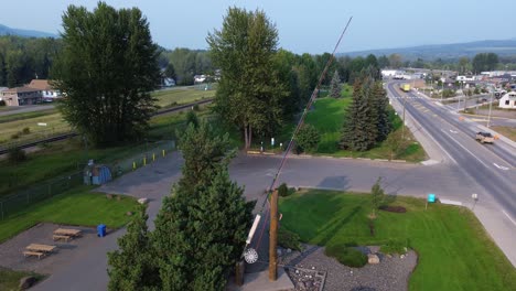 Luftaufnahme-Eines-Nach-Oben-Geneigten-Sockels-über-Einem-Parkplatz-Des-Besucherinformationszentrums-Von-Houston-Entlang-Des-Yellowhead-Highway-In-British-Columbia,-Kanada