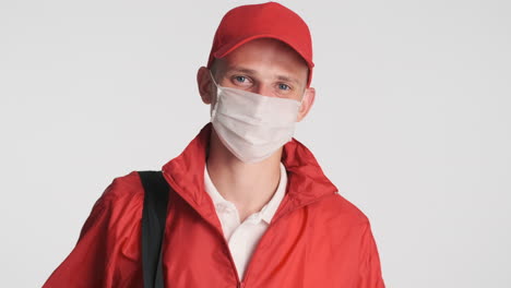 joven en uniforme rojo dando el pulgar hacia arriba