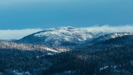 Mit-Winterschnee-Bedeckter-Bergwald-In-Indre-Fosen,-Norwegen---Drohnenaufnahme-Aus-Der-Luft