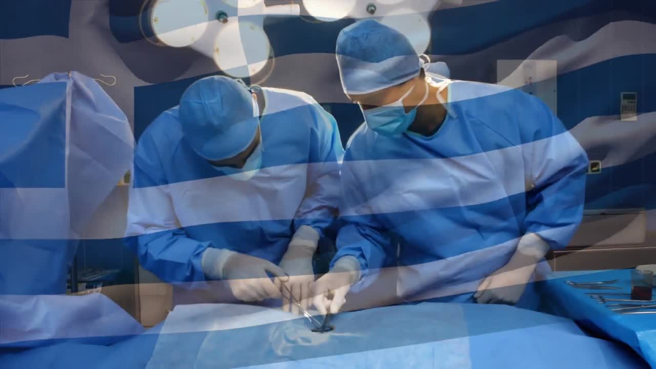 animação da bandeira da grécia ondulando sobre cirurgiões na sala de cirurgia