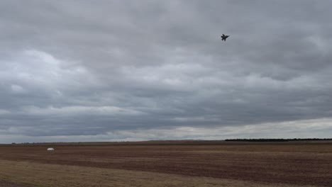 Escena-De-Vuelo-De-Un-Jet-F-35a-Lightning-Ii-Con-Dirección-De-Control-En-El-Aire