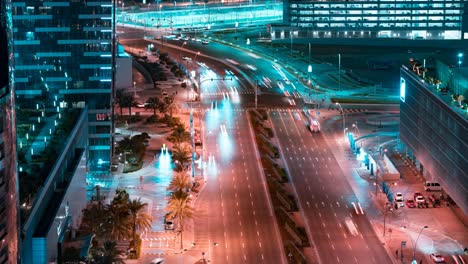 vista aérea nocturna de una intersección de la ciudad con edificios modernos y tráfico