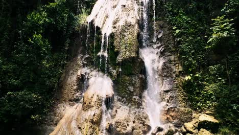 cascada, hermosa jungla exuberante, selva tropical, empujar en el drone disparó
