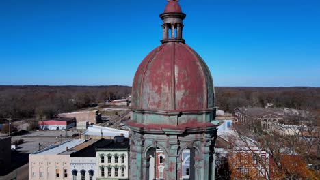 un tipo específico de estructura que alberga un reloj de torreta, la torre del reloj del juzgado del condado de henry - parís, tennessee
