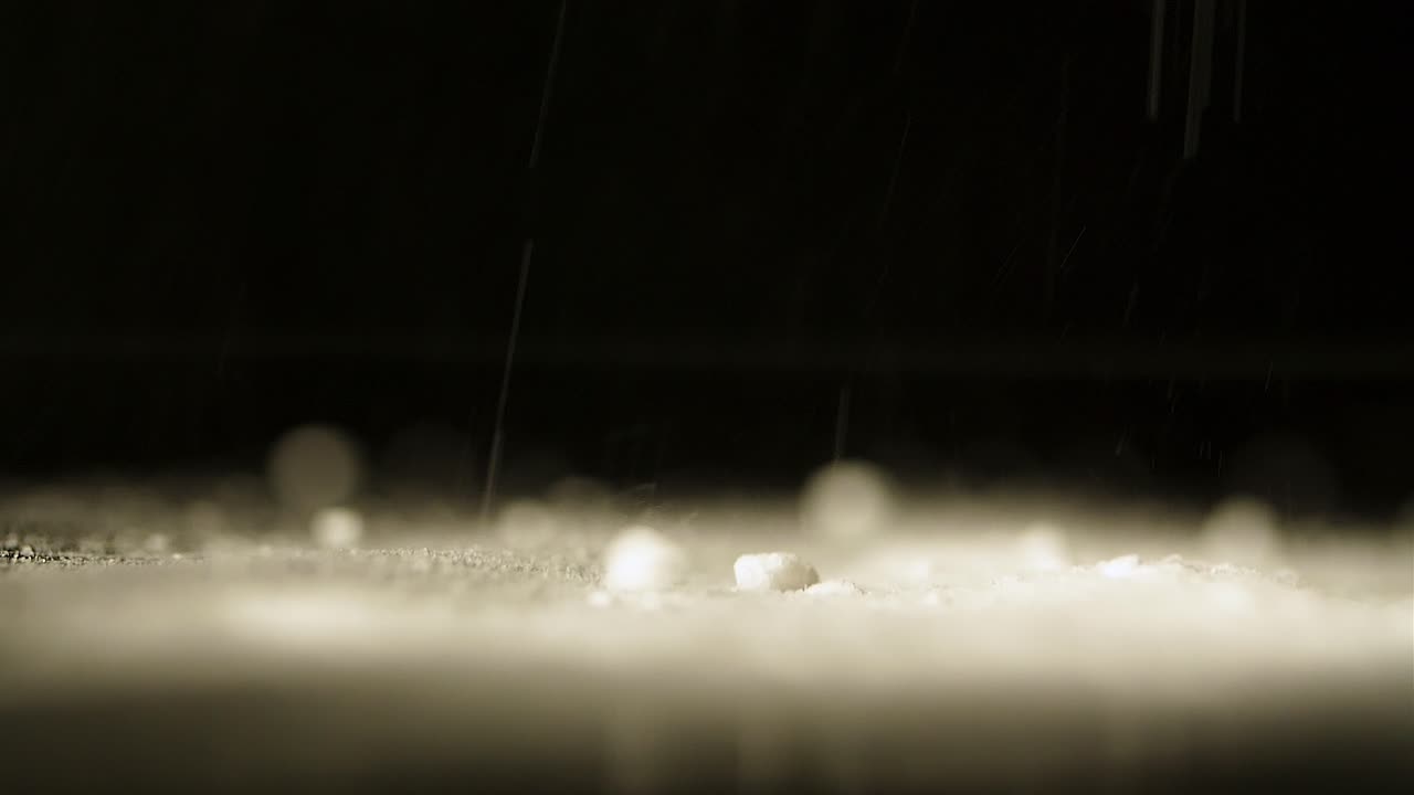 떨어지는 모래 또는 가루