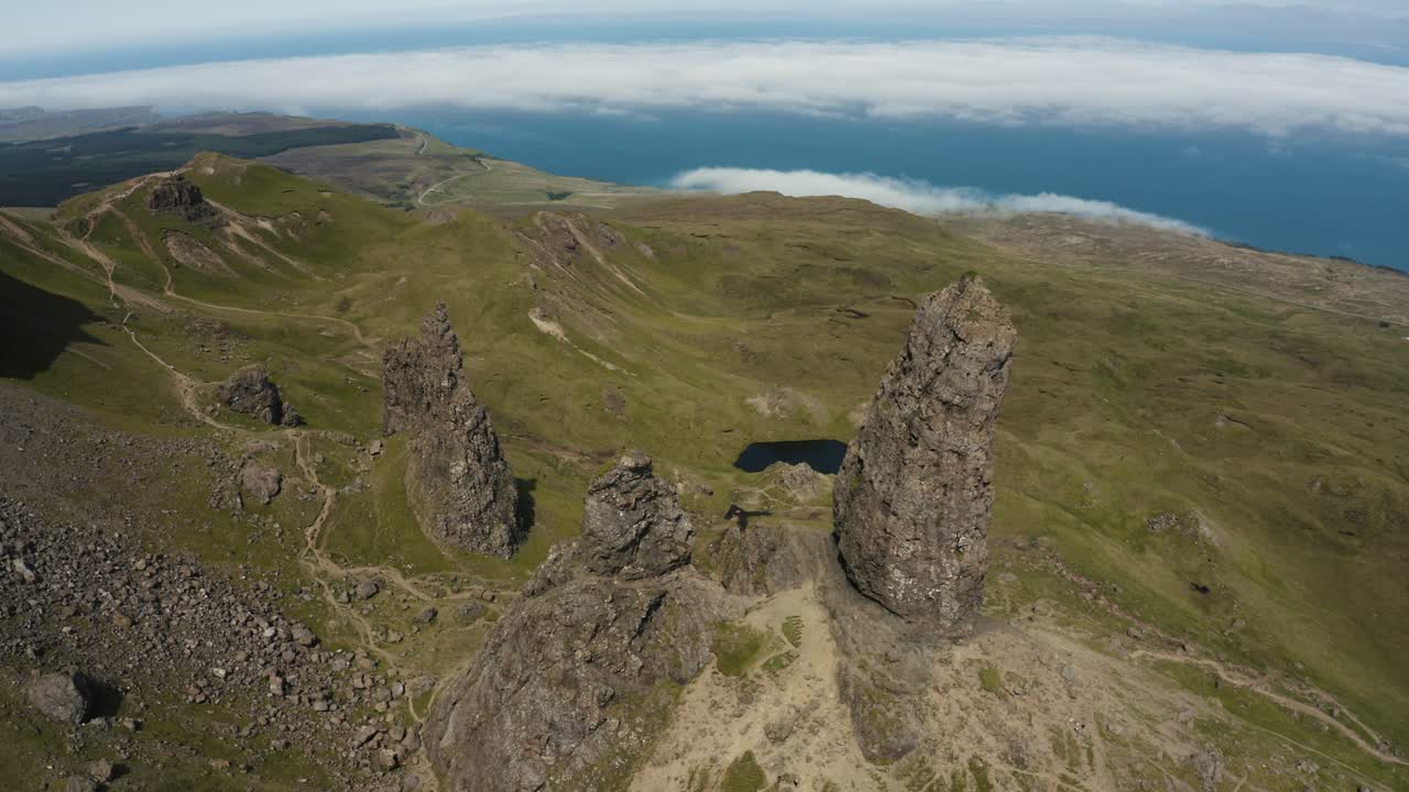 vista aérea de old man storr con vistas a la vista de escocia del océano atlántico