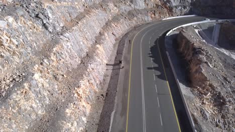 Descripción-General-De-Una-Carretera-Del-Desierto-En-La-Montaña-Jebel-Jais-En-Los-Emiratos-árabes-Unidos-Durante-El-Día-Soleado---Toma-Aérea