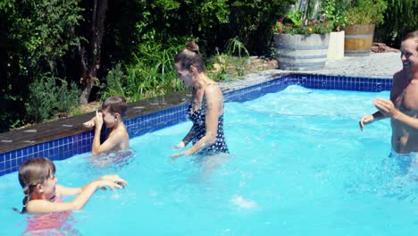 familia feliz divirtiéndose en la piscina