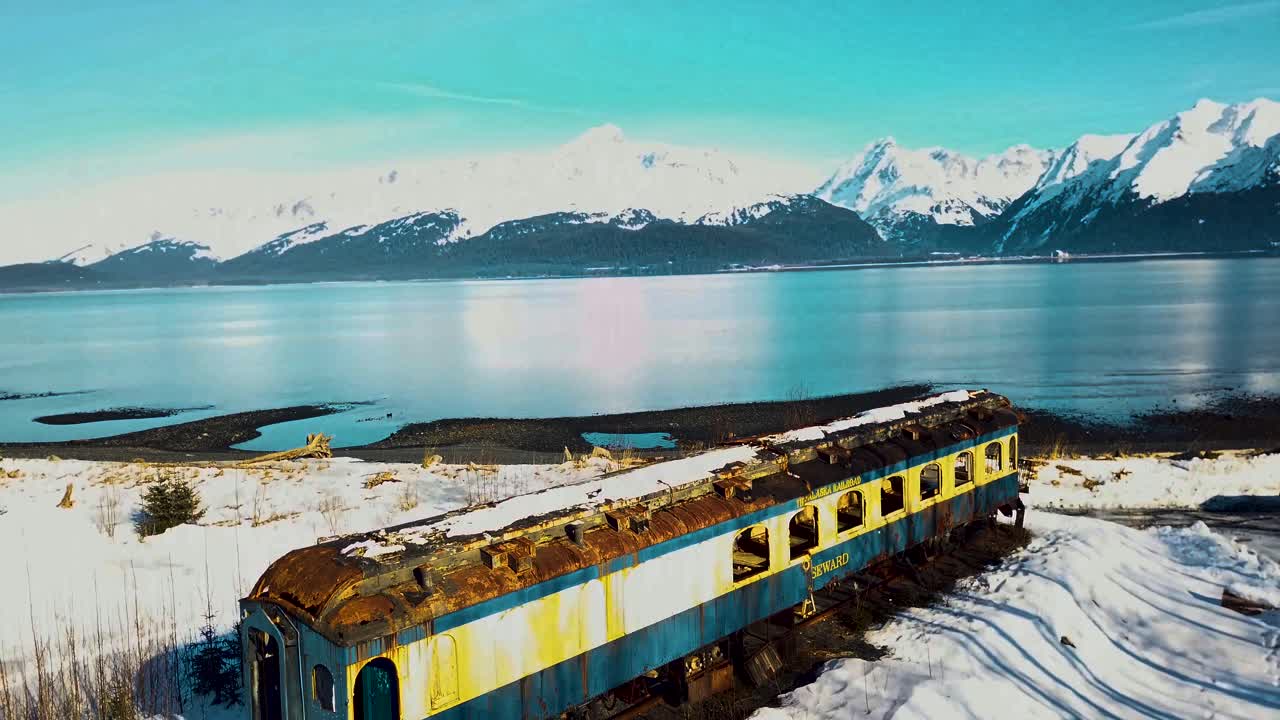 vídeo de 4.000 drones de un vagón de tren de alaska abandonado en seward, playa de alaska en un día nevado de invierno